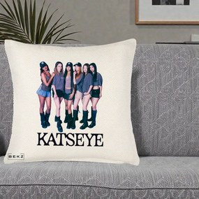 Perna Personalizata K-pop KATSEYE Grup Foto Tinute Gri, 40x40 cm, Crem Reliefat, Husa Detasabila, Perna Inclusa, BEKZ®