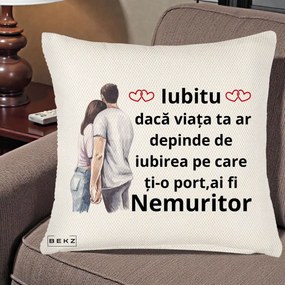 Cadou pentru Iubita - Perna Personalizata Iubitu Nemuritor cu Cuplu Acuarela si Inimi Rosii, 40x40 cm, Crem Reliefat, Husa Detasabila, Perna Inclusa, BEKZ®