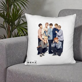 Perna Personalizata K-pop BTS Foto Grup In Picioare Tricoturi, 40x40 cm, Alb Pufos, Husa Detasabila, Perna Inclusa, BEKZ®