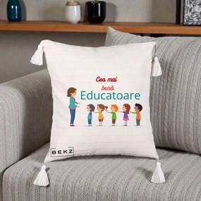 Cadou pentru Educatoare - Perna Personalizata Cea mai Buna Educatoare cu Ilustratie Copii si Educatoare, 40x40 cm, Bej cu Franjuri, Husa Detasabila, Perna Inclusa, BEKZ®