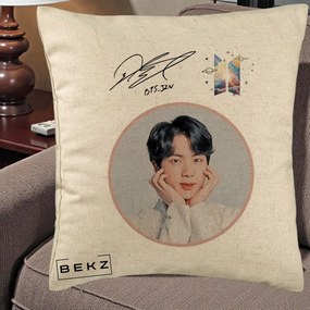 Perna Personalizata K-pop BTS Jin Portret cu Autograf, 40x40 cm, Bej, Husa Detasabila, Perna Inclusa, BEKZ®