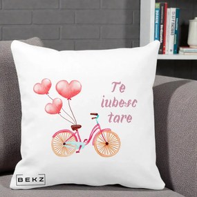 Perna Decorativa Te Iubesc Tare cu Bicicleta Roz si Baloane Inima, 40x40 cm, Alba Mata, Husa Detasabila, Perna Inclusa, BEKZ®