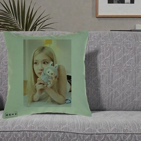Perna Personalizata K-pop BLACKPINK Rose cu Papusa Iepure, 40x40 cm, Verde, Husa Detasabila, Perna Inclusa, BEKZ®