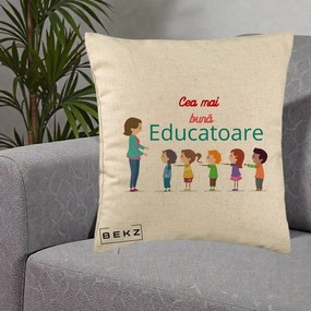 Cadou pentru Educatoare - Perna Personalizata Cea mai Buna Educatoare cu Ilustratie Copii si Educatoare, 40x40 cm, Bej, Husa Detasabila, Perna Inclusa, BEKZ®