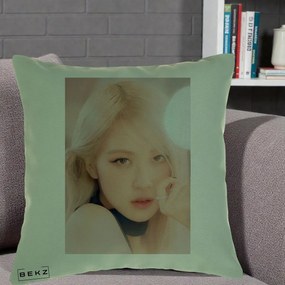 Perna Personalizata K-pop BLACKPINK Rose Blond cu Inel Roz Pastel, 40x40 cm, Verde, Husa Detasabila, Perna Inclusa, BEKZ®