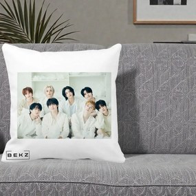 Perna Personalizata K-pop Stray Kids Foto Grup Alb All-White cu 8 Membrii, 40x40 cm, Alba Mata, Husa Detasabila, Perna Inclusa, BEKZ®