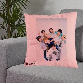 Perna Personalizata K-pop Stray Kids Foto Grup Bleu, 40x40 cm, Roz, Husa Detasabila, Perna Inclusa, BEKZ®