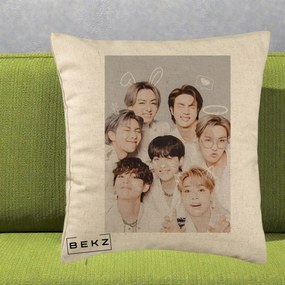 Perna Personalizata K-pop BTS Foto Grup Cute cu Animatii si 7 Membrii, 40x40 cm, Bej, Husa Detasabila, Perna Inclusa, BEKZ®