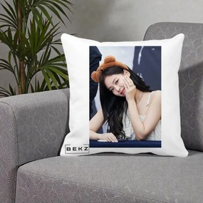Perna Personalizata K-pop BLACKPINK Jennie Cute cu Diadema Ursulet, 40x40 cm, Alba Mata, Husa Detasabila, Perna Inclusa, BEKZ®