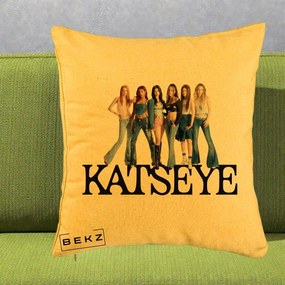 Perna Personalizata K-pop KATSEYE Foto Grup Blugi, 40x40 cm, Galben, Husa Detasabila, Perna Inclusa, BEKZ®