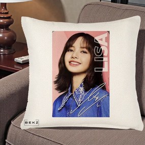 Perna Personalizata K-pop BLACKPINK Lisa cu Semnatura, 40x40 cm, Crem Reliefat, Husa Detasabila, Perna Inclusa, BEKZ®