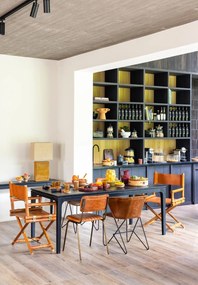 Scaun de dining din piele maro, cu motive florale gravate și cusătură decorativă, cadru metalic, finisaj patinat, 78×45×52 cm, „Country"