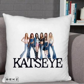 Perna Personalizata K-pop KATSEYE Foto Grup Blugi, 40x40 cm, Alb Pufos, Husa Detasabila, Perna Inclusa, BEKZ®