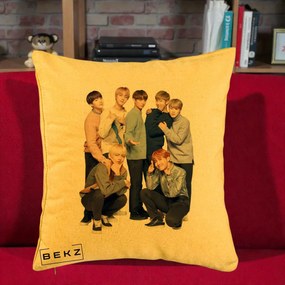 Perna Personalizata K-pop BTS Foto Grup In Picioare Tricoturi, 40x40 cm, Galben, Husa Detasabila, Perna Inclusa, BEKZ®