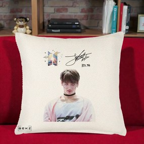 Perna Personalizata K-pop BTS Jungkook Portret cu Ochelari Autograf, 40x40 cm, Crem Reliefat, Husa Detasabila, Perna Inclusa, BEKZ®