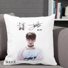 Perna Personalizata K-pop BTS Jungkook Portret cu Ochelari Autograf, 40x40 cm, Alba Mata, Husa Detasabila, Perna Inclusa, BEKZ®