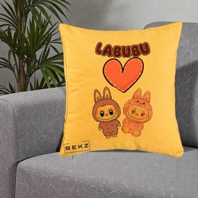 Perna Personalizata Labubu Cuplu Inima, 40x40 cm, Galben, Husa Detasabila, Perna Inclusa, BEKZ®
