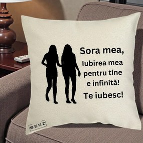 Cadou pentru Sora - Perna Personalizata Sora Mea Te Iubesc Siluete Negre Tinand Maini, 40x40 cm, Ecru, Husa Detasabila, Perna Inclusa, BEKZ®