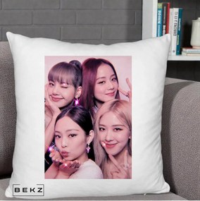 Perna Personalizata K-pop BLACKPINK Foto Grup Selfie Roz cu Glitter, 40x40 cm, Alb Pufos, Husa Detasabila, Perna Inclusa, BEKZ®