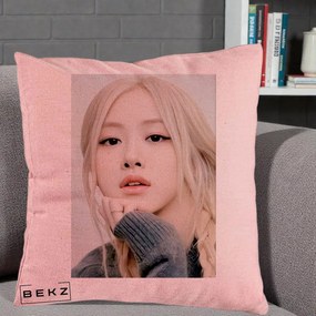 Perna Personalizata K-pop BLACKPINK Rose cu Jucarie de Plus, 40x40 cm, Roz, Husa Detasabila, Perna Inclusa, BEKZ®