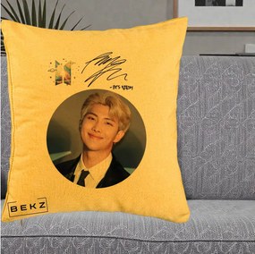 Perna Personalizata K-pop BTS RM Namjoon Portret Cerc cu Autograf, 40x40 cm, Galben, Husa Detasabila, Perna Inclusa, BEKZ®