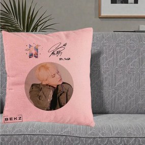 Perna Personalizata K-pop BTS Suga Portret cu Autograf, 40x40 cm, Roz, Husa Detasabila, Perna Inclusa, BEKZ®