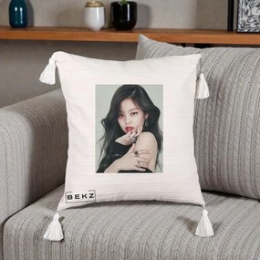 Perna Personalizata K-pop BLACKPINK Jennie Editorial Negru cu Inele, 40x40 cm, Bej cu Franjuri, Husa Detasabila, Perna Inclusa, BEKZ®