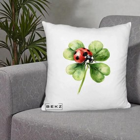 Perna Decorativa Buburuza Norocoasa pe Trifoi cu Patru Foi, 40x40 cm, Alb Pufos, Husa Detasabila, Perna Inclusa, BEKZ®