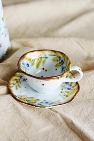 Set 4 căni cu farfurioară din ceramică artizanală albă cu motive florale pastelate pictate manual și margine maro, 15×7,5 cm, "Savina"