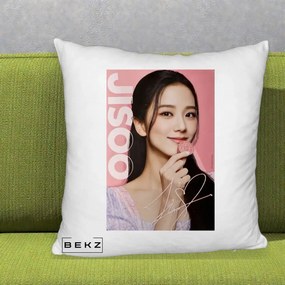 Perna Personalizata K-pop BLACKPINK Jisoo cu Semnatura si Fond Roz, 40x40 cm, Alb Pufos, Husa Detasabila, Perna Inclusa, BEKZ®