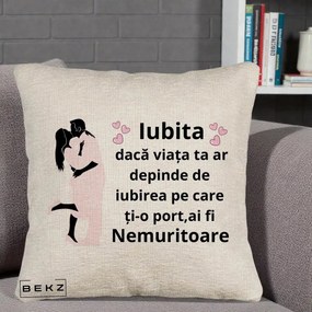 Cadou pentru Iubita - Perna Personalizata Iubita Nemuritoare cu Siluete de Cuplu, 40x40 cm, Bej Canapea, Husa Detasabila, Perna Inclusa, BEKZ®