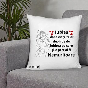 Cadou pentru Iubita - Perna Personalizata Iubita Nemuritoare cu Cuplu Line-Art si Inimi Rosii, 40x40 cm, Alb Pufos, Husa Detasabila, Perna Inclusa, BEKZ®