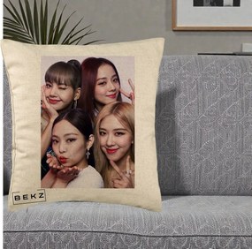 Perna Personalizata K-pop BLACKPINK Foto Grup Selfie 4 Membre, 40x40 cm, Bej, Husa Detasabila, Perna Inclusa, BEKZ®