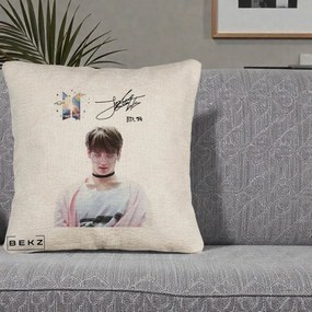 Perna Personalizata K-pop BTS Jungkook Portret cu Ochelari Autograf, 40x40 cm, Bej Canapea, Husa Detasabila, Perna Inclusa, BEKZ®