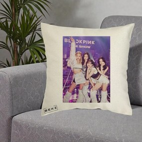 Perna Personalizata K-pop BLACKPINK The Show Concert cu 4 Membre pe Scena, 40x40 cm, Ecru, Husa Detasabila, Perna Inclusa, BEKZ®