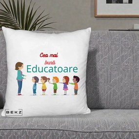 Cadou pentru Educatoare - Perna Personalizata Cea mai Buna Educatoare cu Ilustratie Copii si Educatoare, 40x40 cm, Alb Pufos, Husa Detasabila, Perna Inclusa, BEKZ®