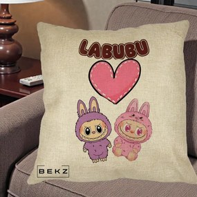 Perna Personalizata Labubu Cuplu Inima, 40x40 cm, Crem, Husa Detasabila, Perna Inclusa, BEKZ®