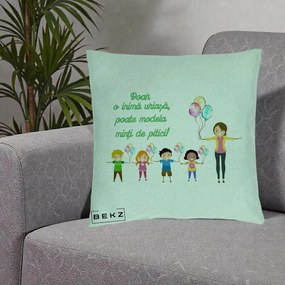 Cadou pentru Educatoare - Perna Personalizata Doar o Inima Uriasa poate Modela Minti de Pitici cu Educatoare si Baloane, 40x40 cm, Verde Menta, Husa Detasabila, Perna Inclusa, BEKZ®