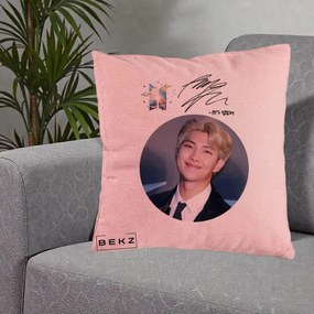 Perna Personalizata K-pop BTS RM Namjoon Portret Cerc cu Autograf, 40x40 cm, Roz, Husa Detasabila, Perna Inclusa, BEKZ®