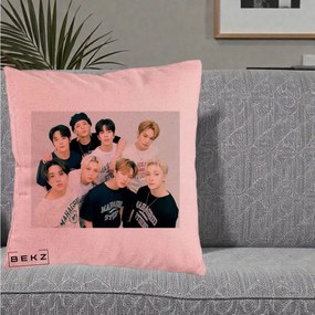 Perna Personalizata K-pop Stray Kids Foto Grup Text, 40x40 cm, Roz, Husa Detasabila, Perna Inclusa, BEKZ®