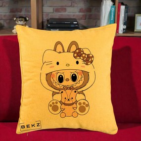 Perna Personalizata Labubu x Hello Kitty Maro-Vintage, 40x40 cm, Galben, Husa Detasabila, Perna Inclusa, BEKZ®