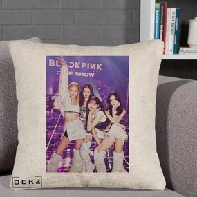 Perna Personalizata K-pop BLACKPINK The Show Concert cu 4 Membre pe Scena, 40x40 cm, Bej Canapea, Husa Detasabila, Perna Inclusa, BEKZ®