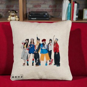 Perna Personalizata Grup K-pop Fete in Picioare Foto, 40x40 cm, Bej Canapea, Husa Detasabila, Perna Inclusa, BEKZ®