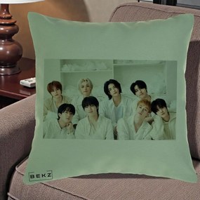 Perna Personalizata K-pop Stray Kids Foto Grup All-White Landscape, 40x40 cm, Verde, Husa Detasabila, Perna Inclusa, BEKZ®