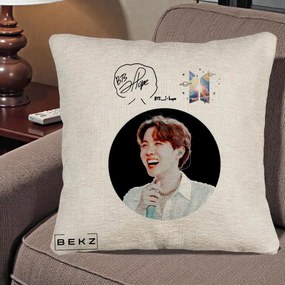 Perna Personalizata K-pop BTS J-Hope Portret cu Autograf, 40x40 cm, Bej Canapea, Husa Detasabila, Perna Inclusa, BEKZ®