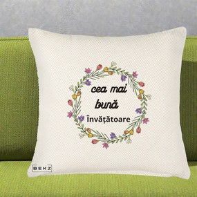 Cadou pentru Invatatoare - Perna Personalizata Cea mai Buna Invatatore cu Coronita Florala Colorata, 40x40 cm, Crem Reliefat, Husa Detasabila, Perna Inclusa, BEKZ®