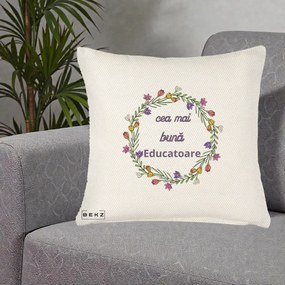 Cadou pentru Educatoare - Perna Personalizata Cea mai Buna Educatoare cu Coronita Florala Colorata, 40x40 cm, Crem Reliefat, Husa Detasabila, Perna Inclusa, BEKZ®