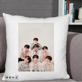 Perna Personalizata K-pop BTS Foto Grup Pastel, 40x40 cm, Alb Pufos, Husa Detasabila, Perna Inclusa, BEKZ®