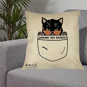 Perna Decorativa Judging You Silently Pisica Buzunar, 40x40 cm, Crem, Husa Detasabila, Perna Inclusa, BEKZ®