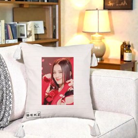 Perna Personalizata K-pop BLACKPINK Jisoo Rosu, 40x40 cm, Bej cu Franjuri, Husa Detasabila, Perna Inclusa, BEKZ®